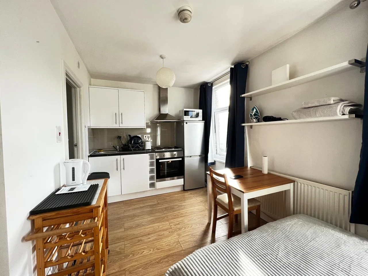 Flat Kenworthy Road in Greater London