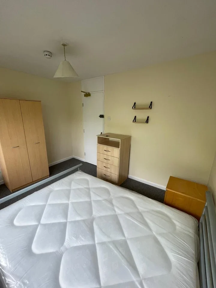 Room Porthleven Place in Milton Keynes