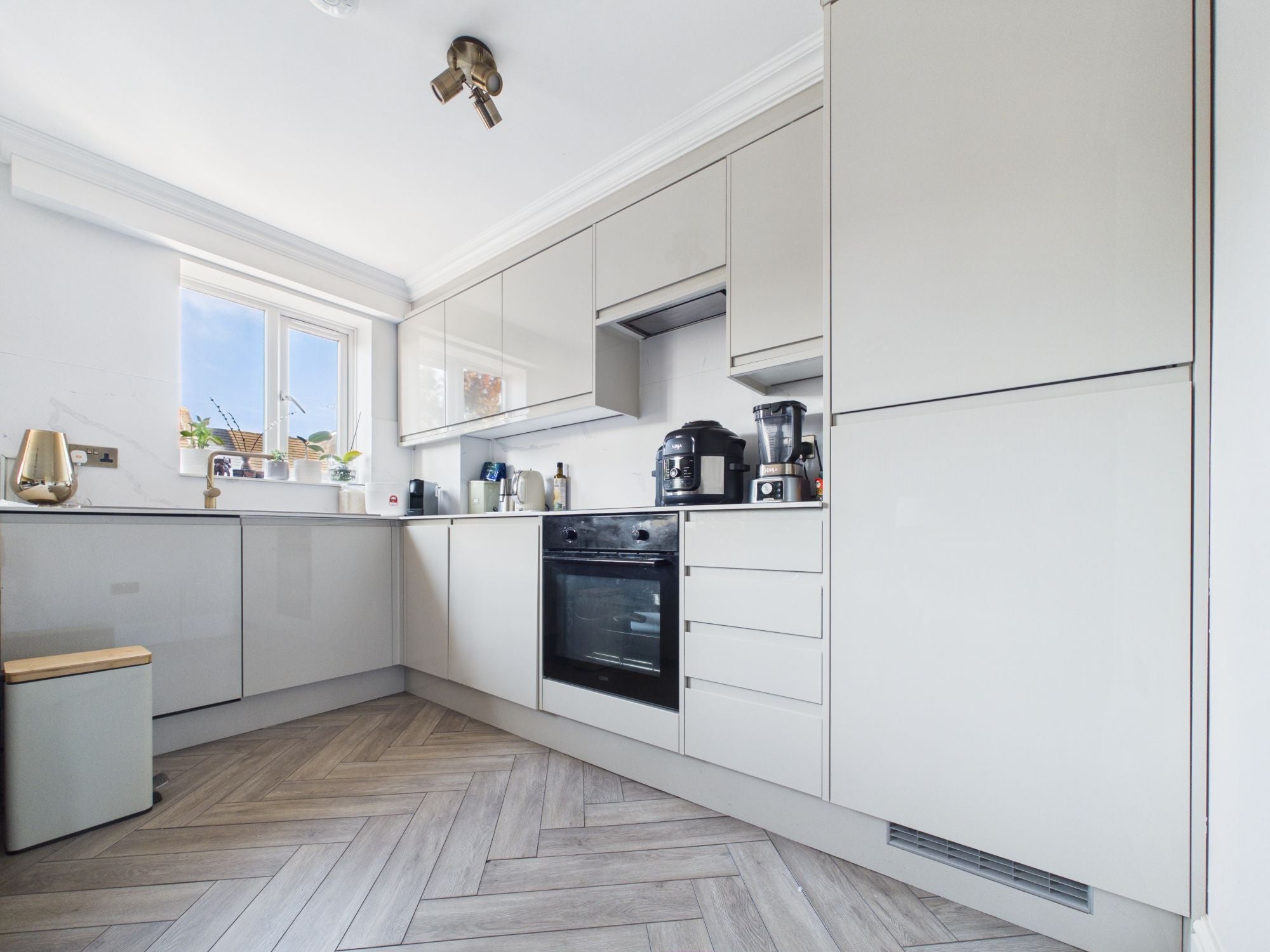 Flat Westferry Road in Greater London