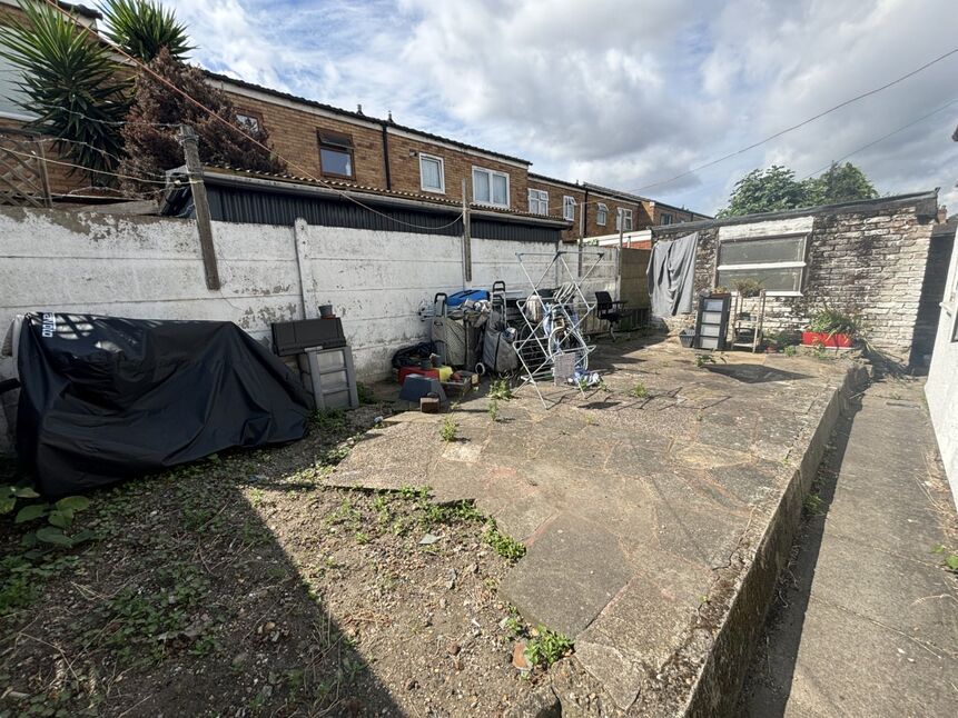 Flat Chesterton Road in Greater London