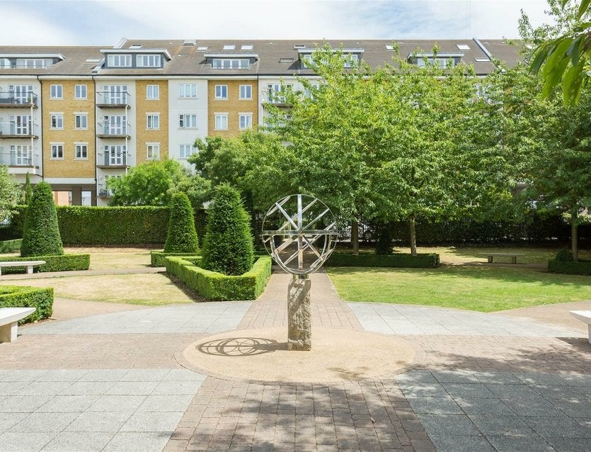 Flat Park Lodge Avenue in Greater London