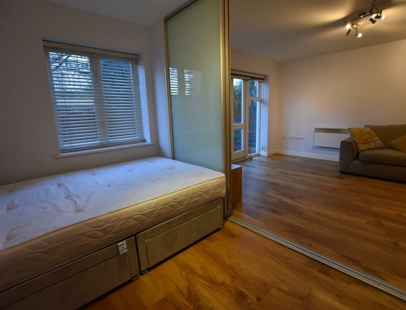 Flat Park Lodge Avenue in Greater London