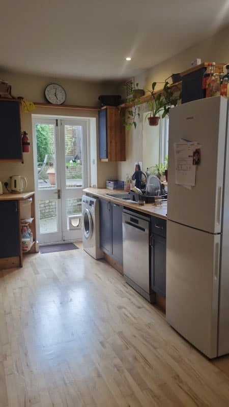 Room Arodene Road in Greater London