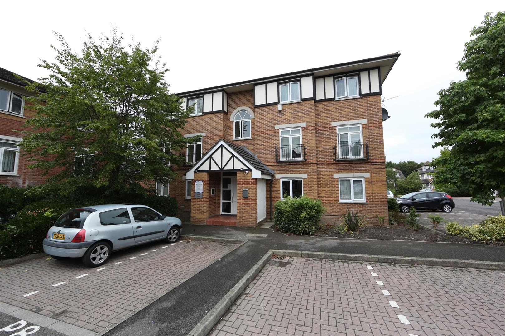 Flat Heton Gardens in Greater London