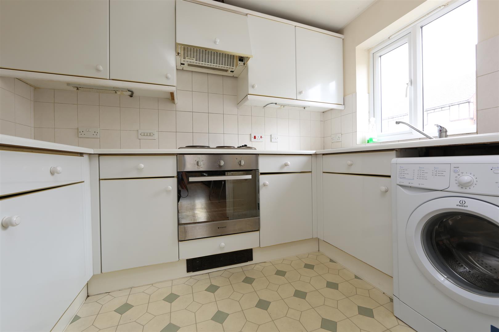 Flat Heton Gardens in Greater London