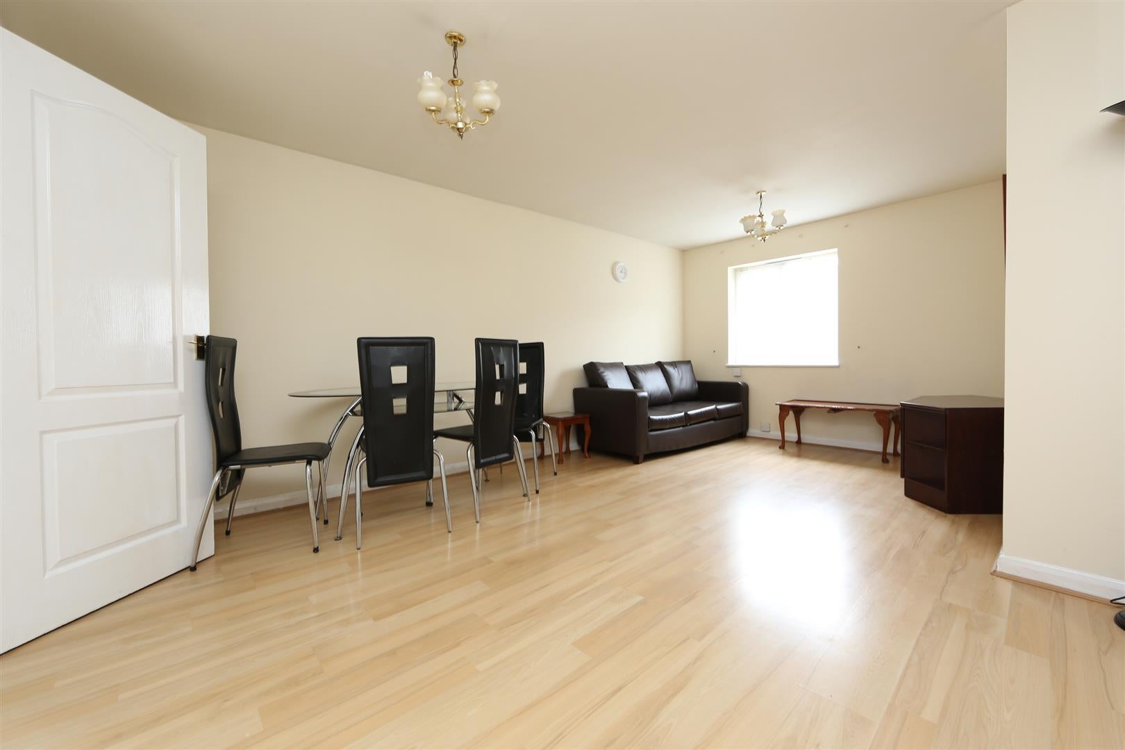Flat Heton Gardens in Greater London
