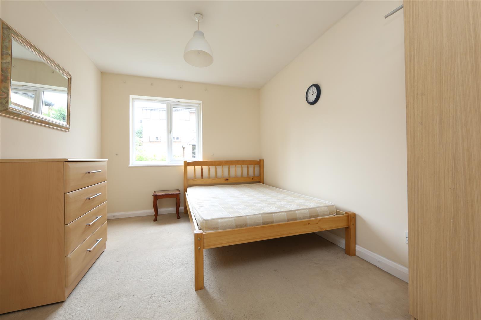 Flat Heton Gardens in Greater London