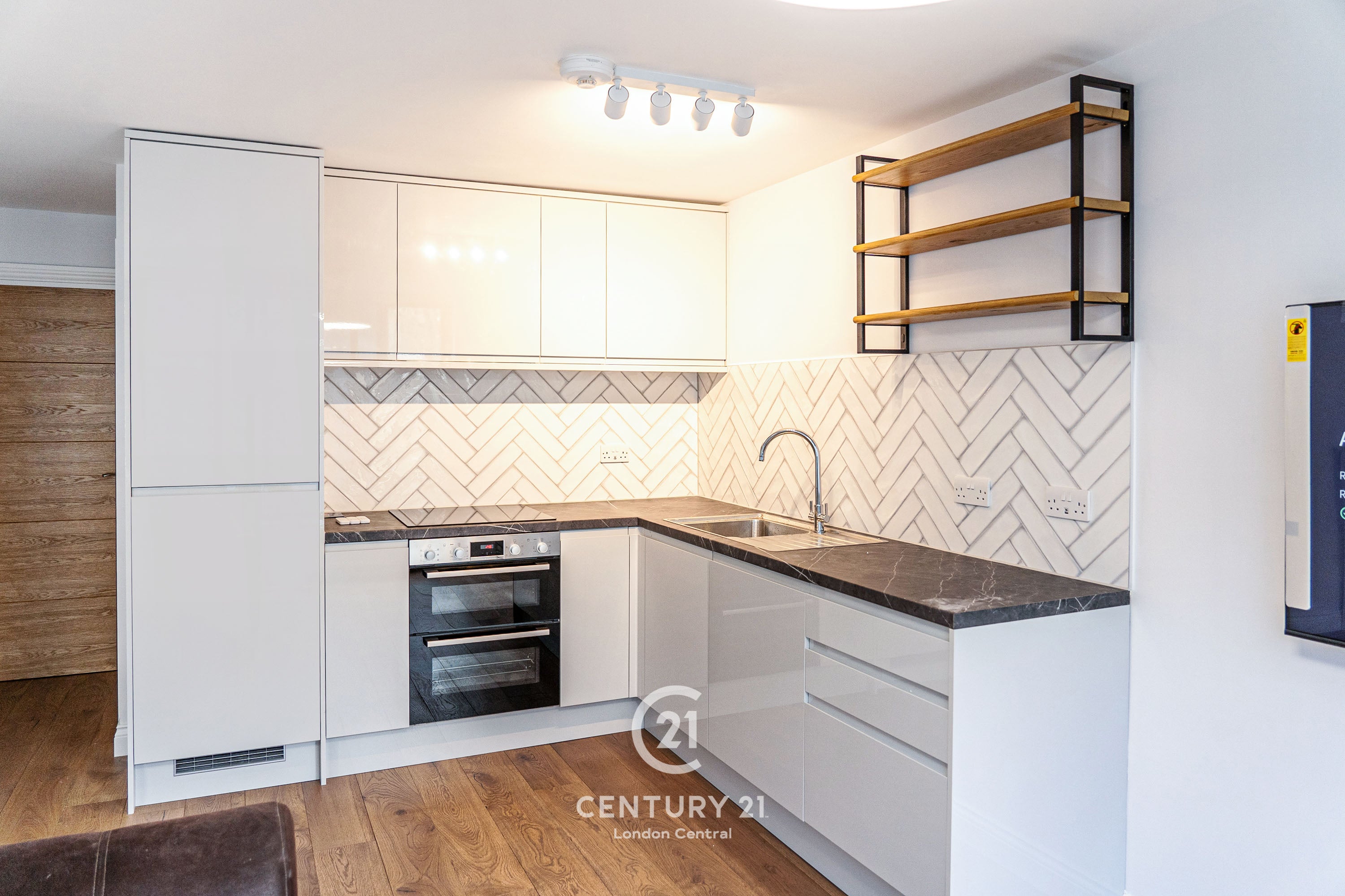 Flat Warwick Road in Greater London
