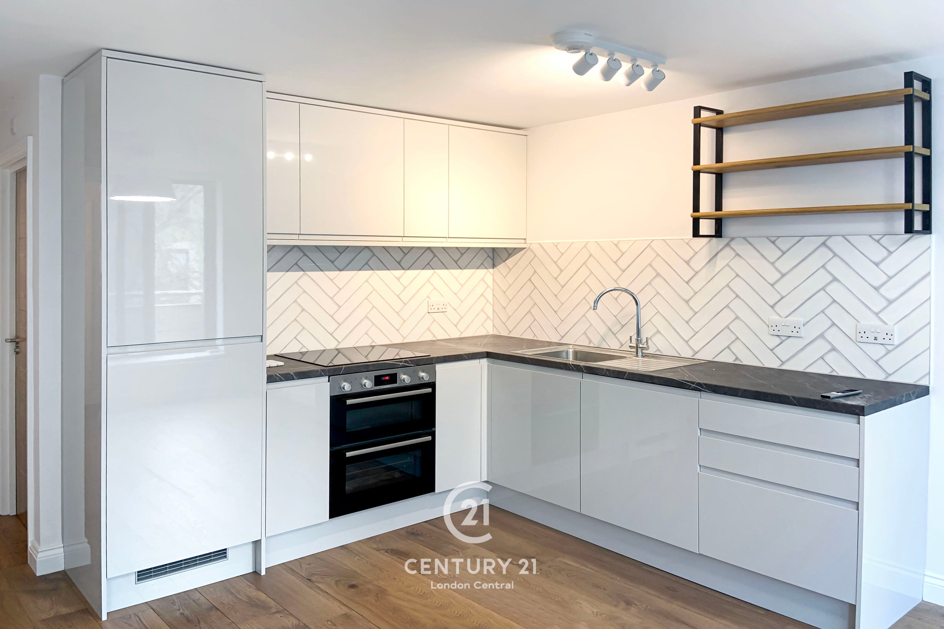 Flat Warwick Road in Greater London