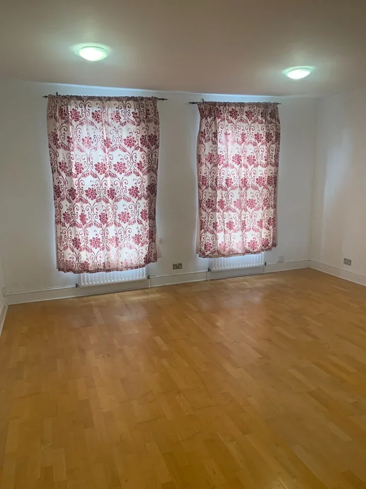 Flat Queens Road in Elmbridge