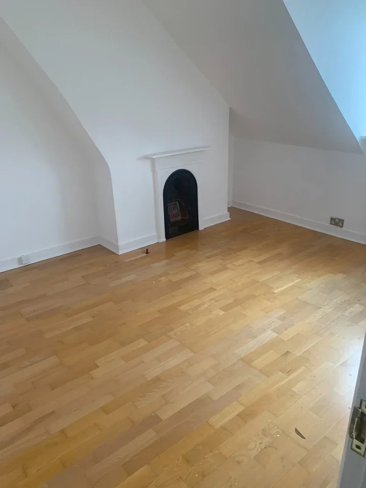 Flat Queens Road in Elmbridge