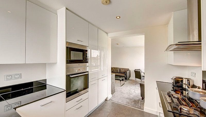 Flat Ixworth Place in Greater London