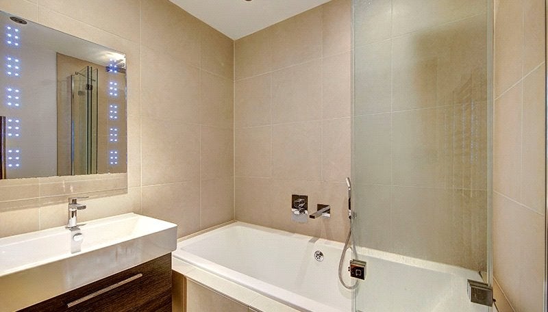 Flat Ixworth Place in Greater London