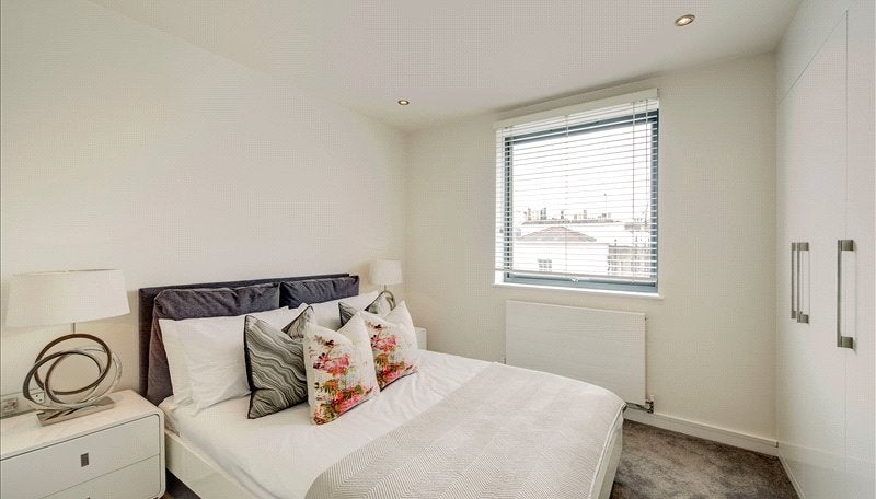 Flat Ixworth Place in Greater London