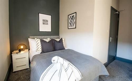Room Lower Oxford Street in Wakefield