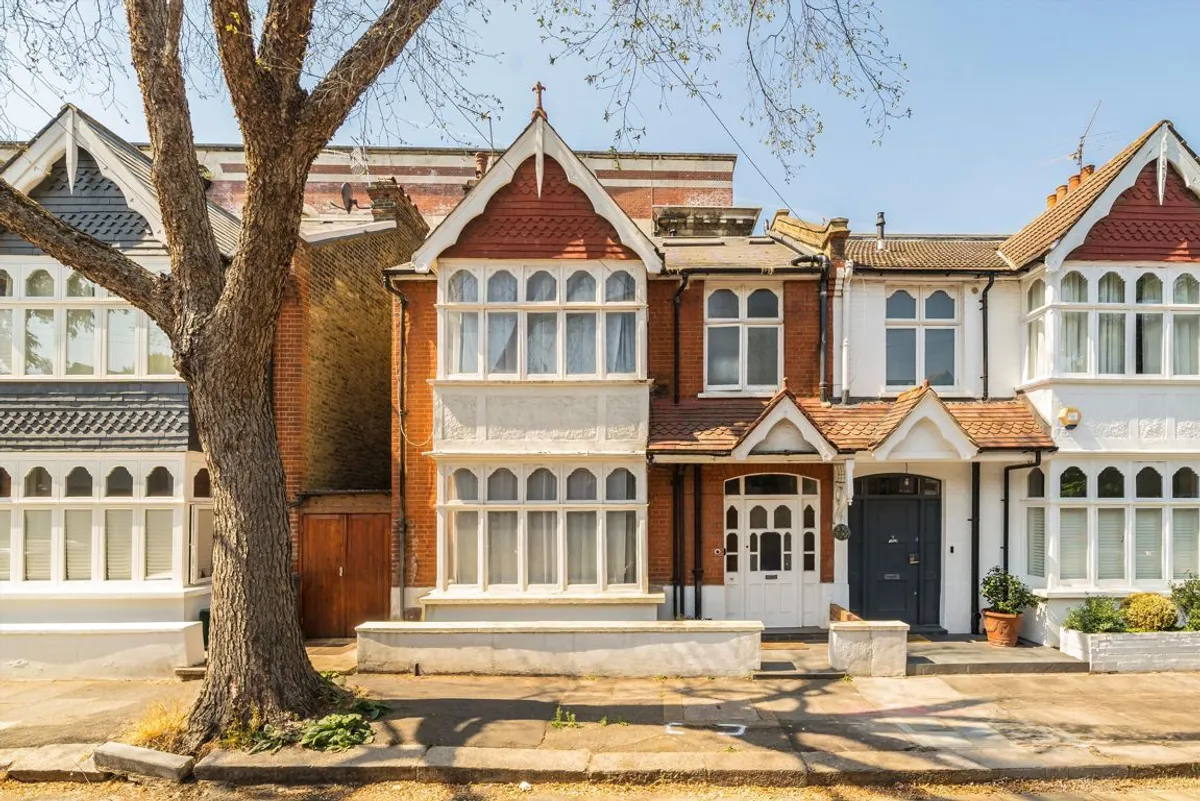 House Chiswick High Road in Greater London
