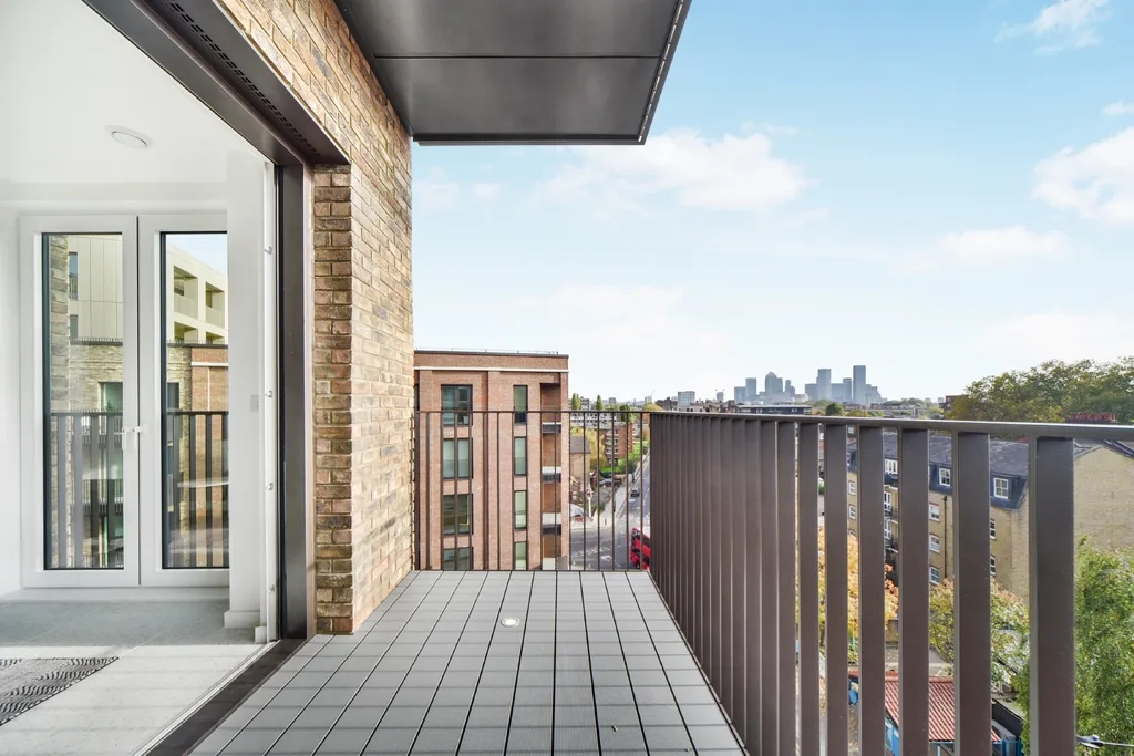 Flat Cendal Crescent in Greater London