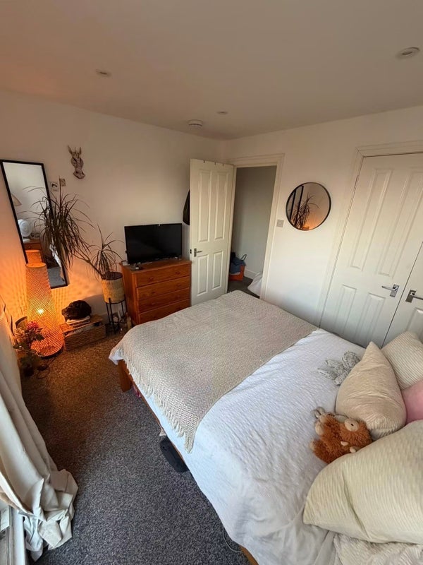 Room High Street Colliers Wood in Greater London