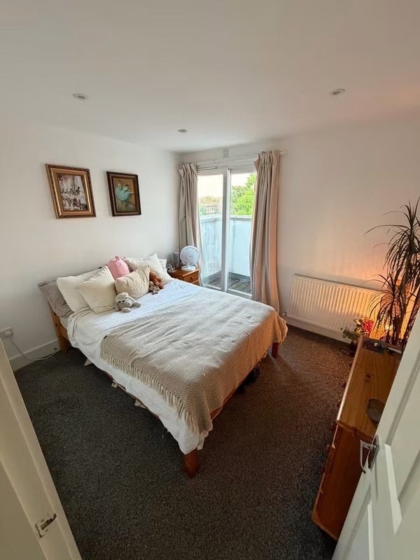 Room High Street Colliers Wood in Greater London