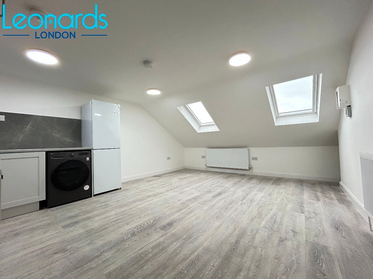 Flat Robinson Road in Greater London