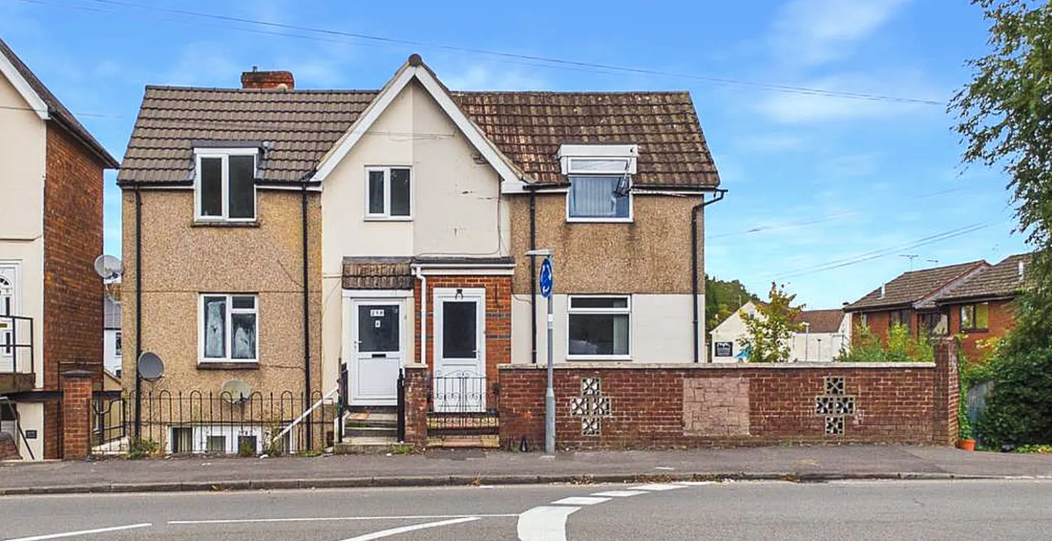 Flat Kingshill Road in Swindon