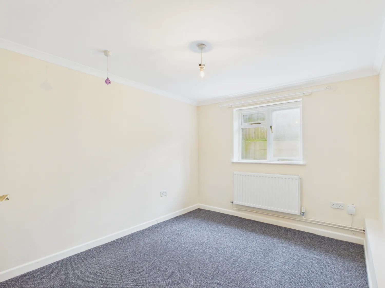 Flat Kingshill Road in Swindon