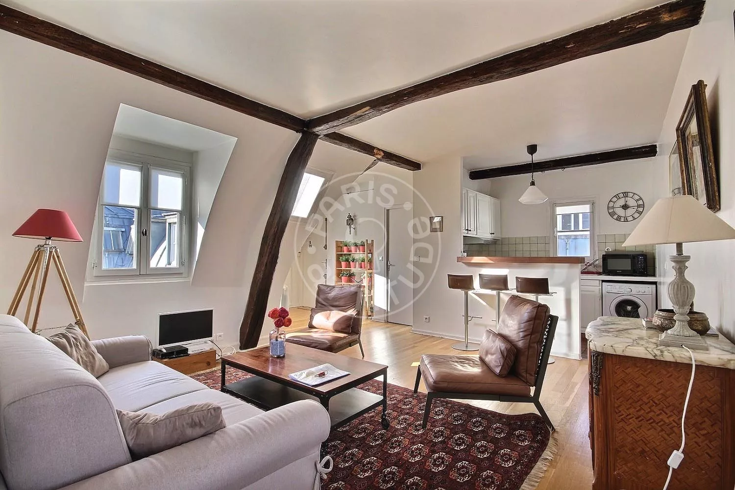 Flat Rue François-Iᵉʳ in Paris