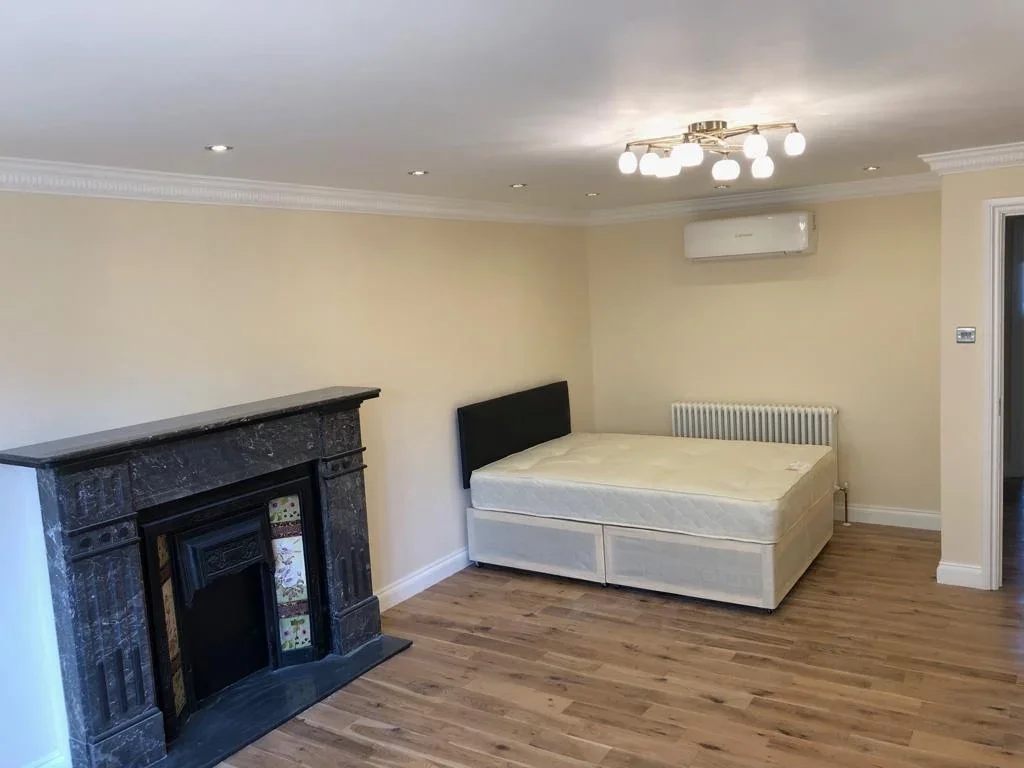 Room Lansdown Road in Greater London