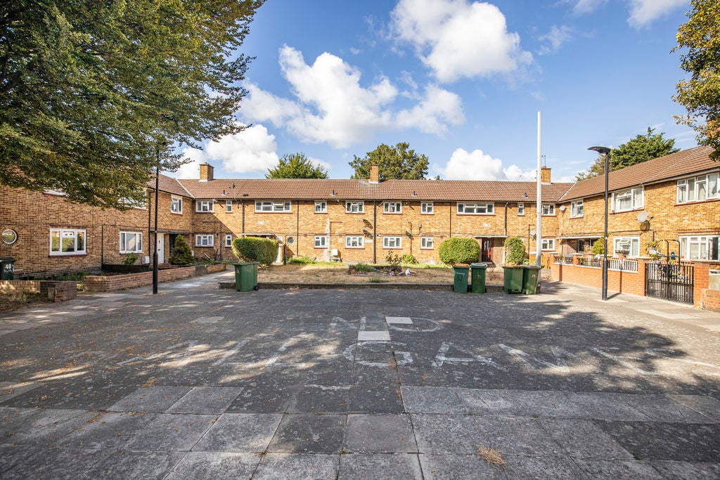 Flat Marriott Road in Greater London