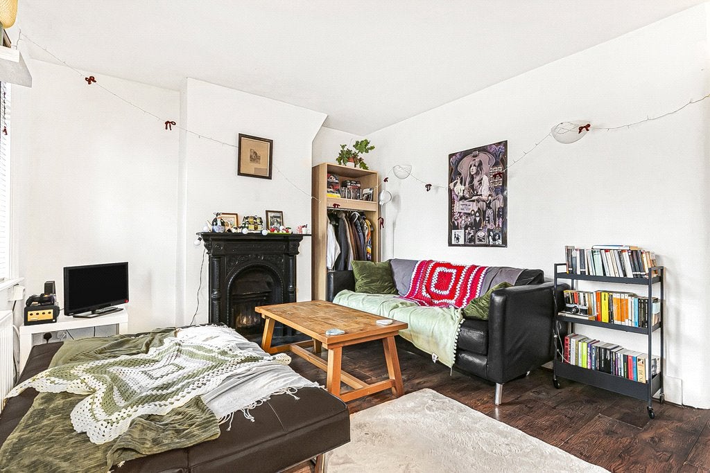 Flat Bond Street in Borough of Runnymede