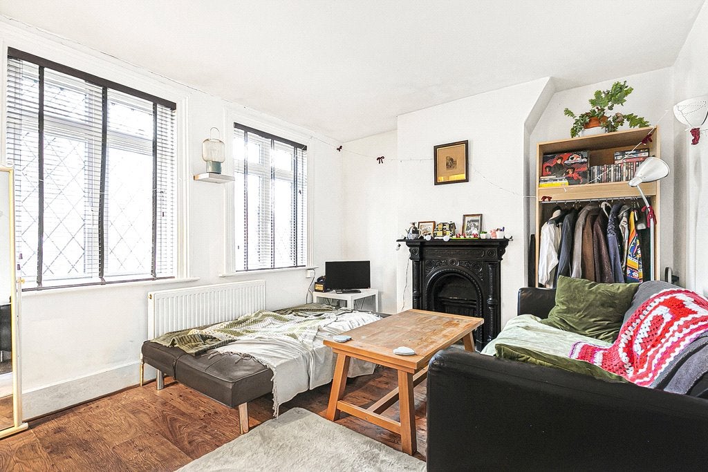 Flat Bond Street in Borough of Runnymede