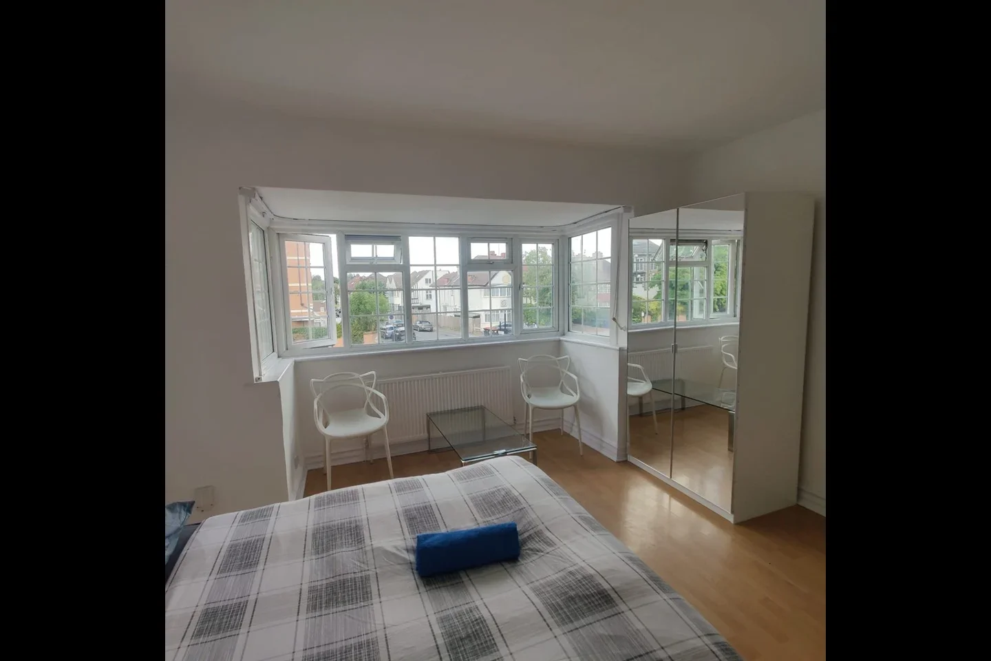 Room Golders Green Road in Greater London