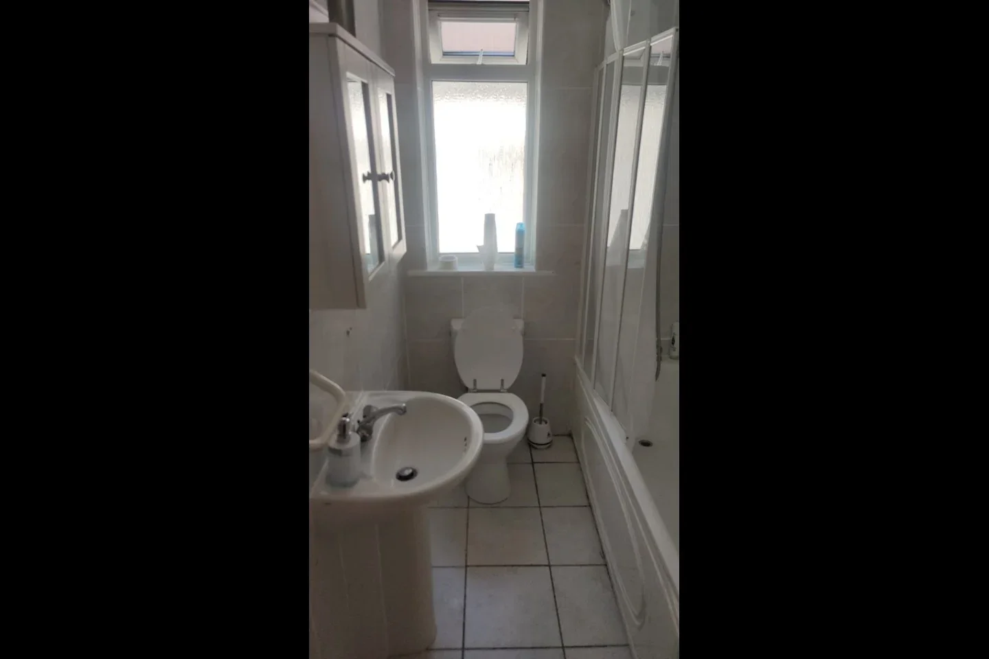 Room Golders Green Road in Greater London