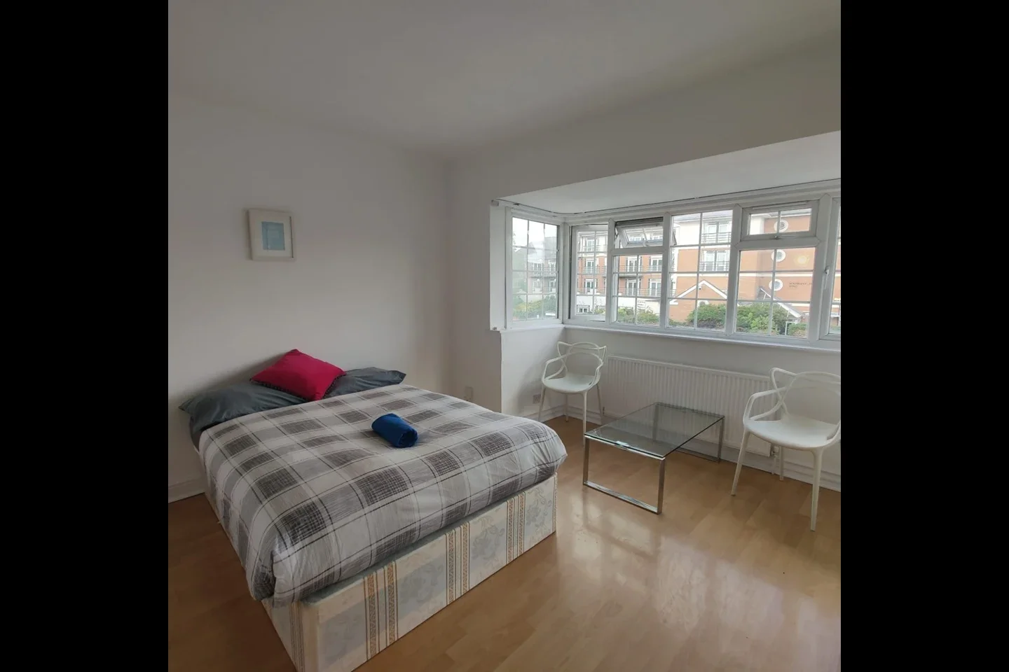 Room Golders Green Road in Greater London