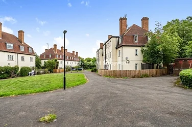 Flat Winchfield Road in Greater London