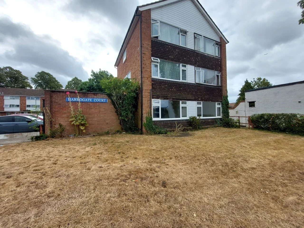 Flat Harrogate Court in Slough