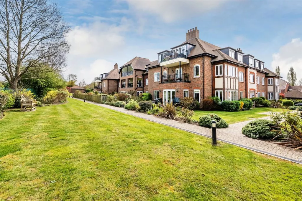 Flat Hartfield Road in Mole Valley