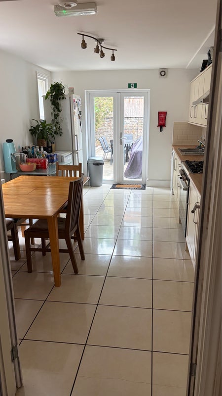 Room Tremadoc Road in Greater London