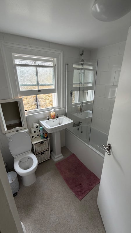 Room Tremadoc Road in Greater London