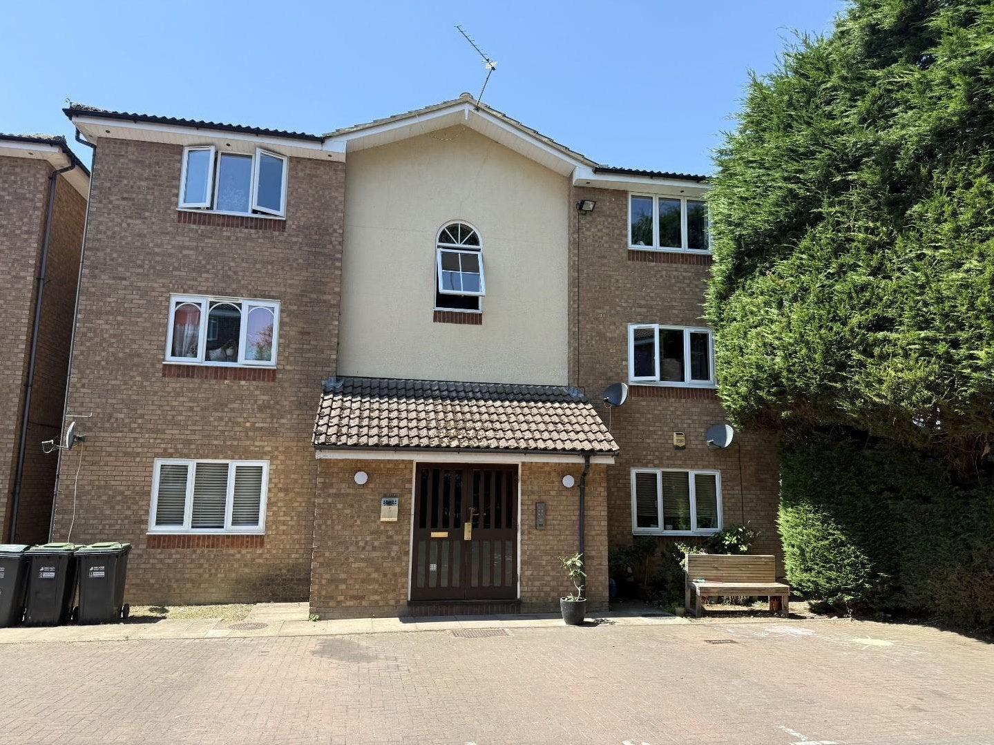 Flat Turnberry Court in Three Rivers