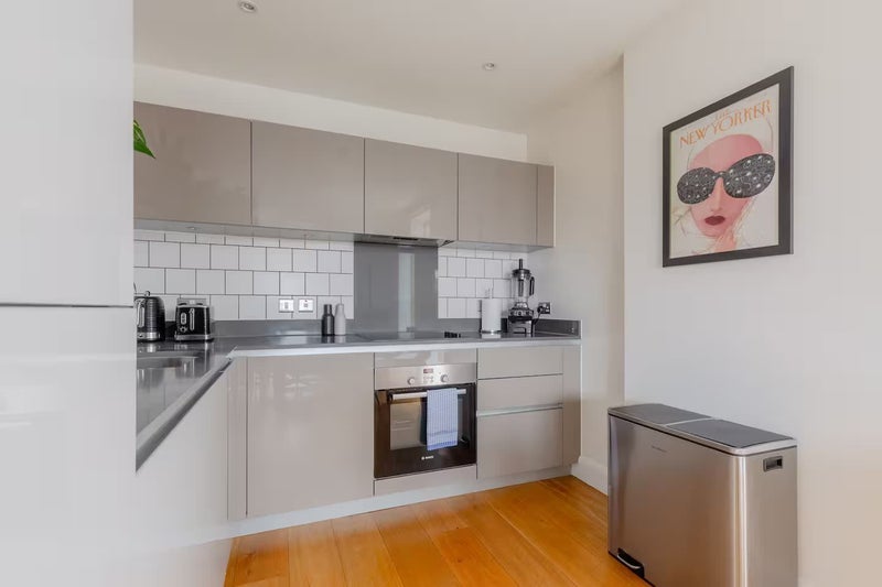 Room Barry Blandford Way in Greater London