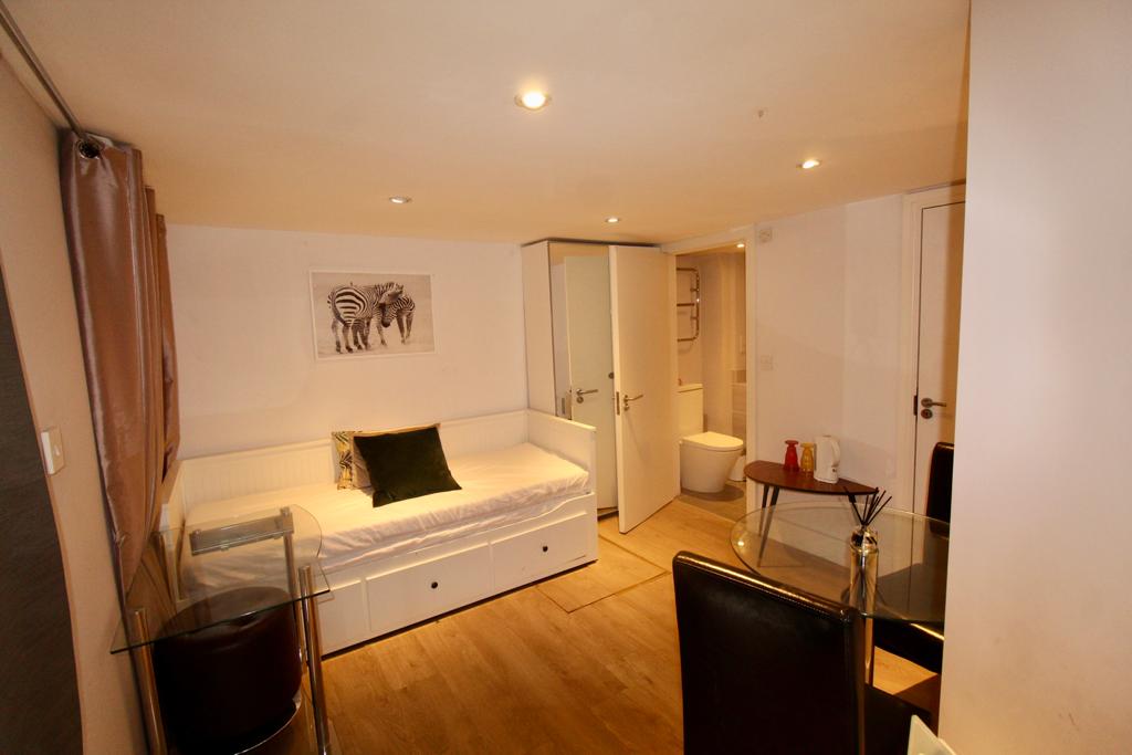 Flat Canfield Place in Greater London