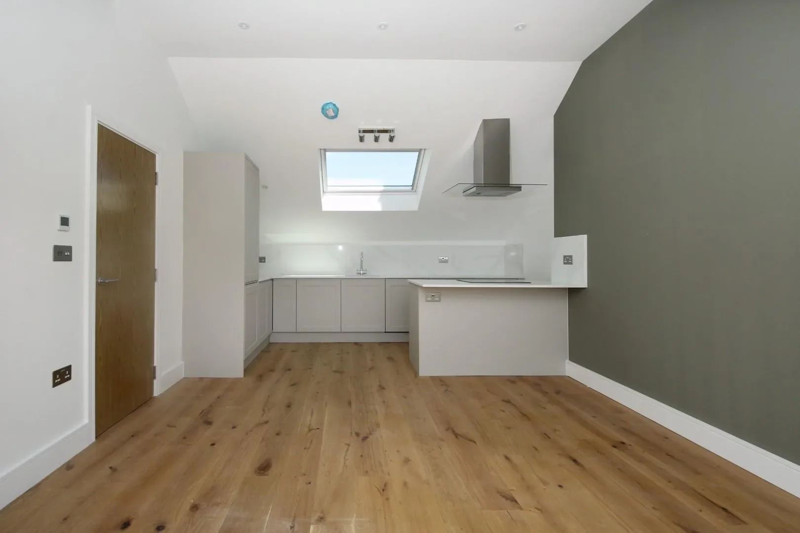 Flat Cumberland Park in Greater London