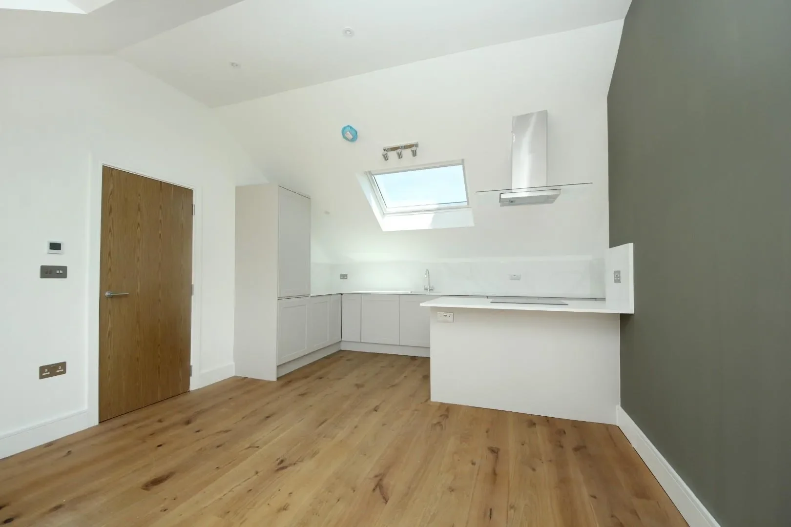 Flat Cumberland Park in Greater London