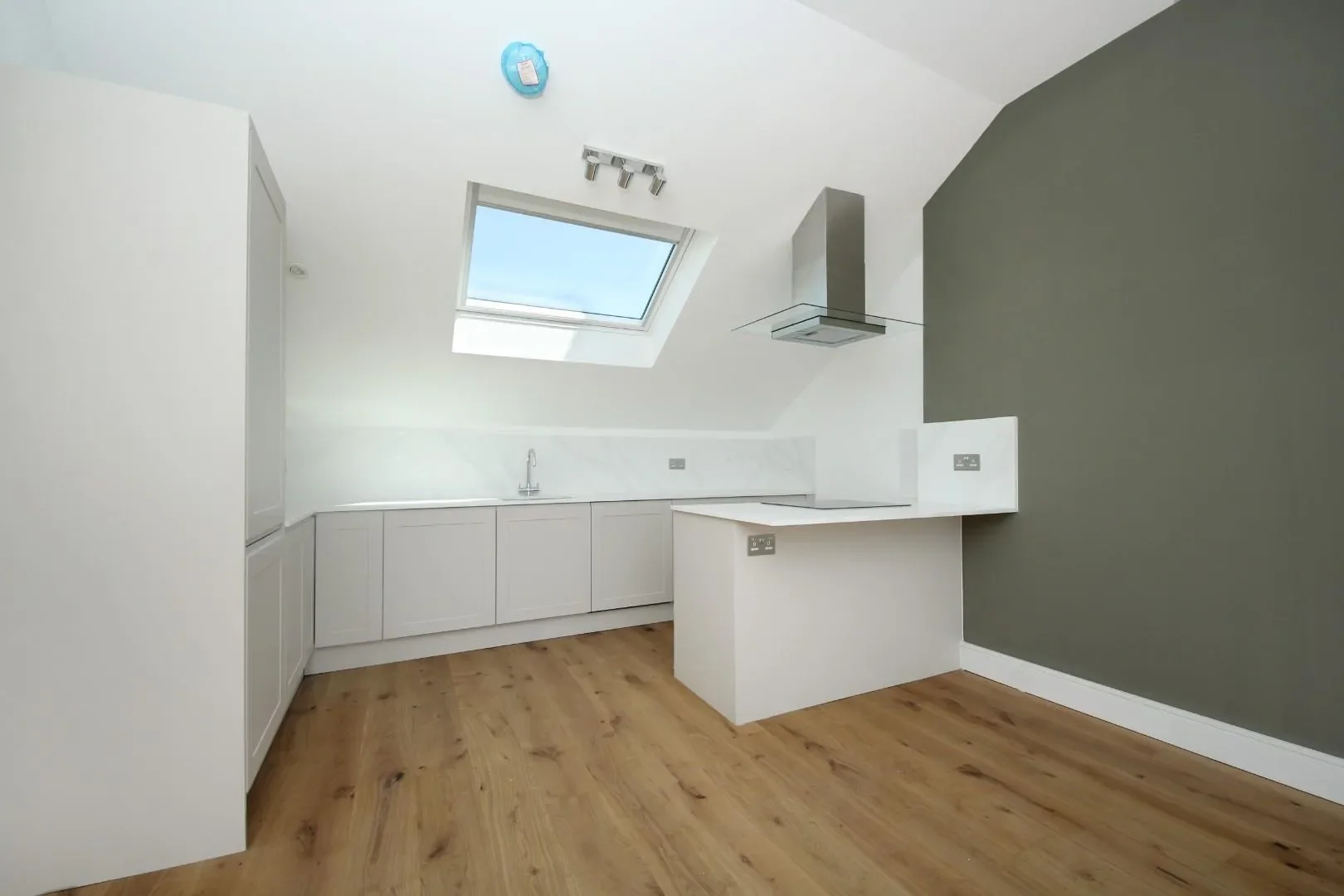 Flat Cumberland Park in Greater London