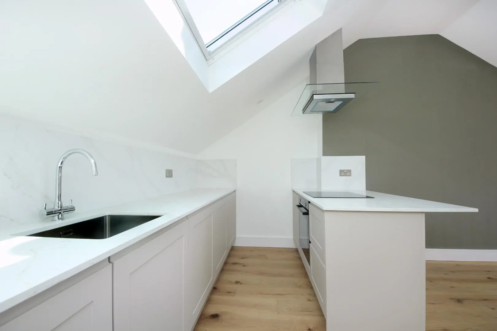 Flat Cumberland Park in Greater London