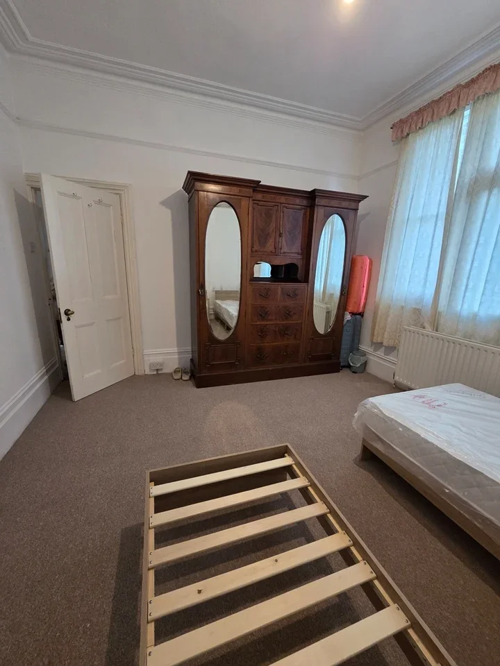 Room Aldersbrook Road in Greater London