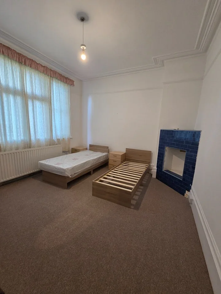 Room Aldersbrook Road in Greater London