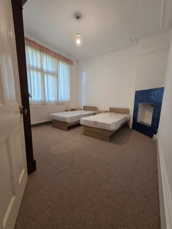 Room Aldersbrook Road in Greater London