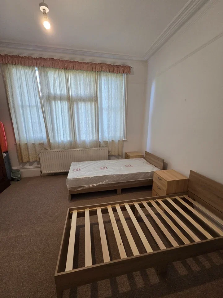 Room Aldersbrook Road in Greater London